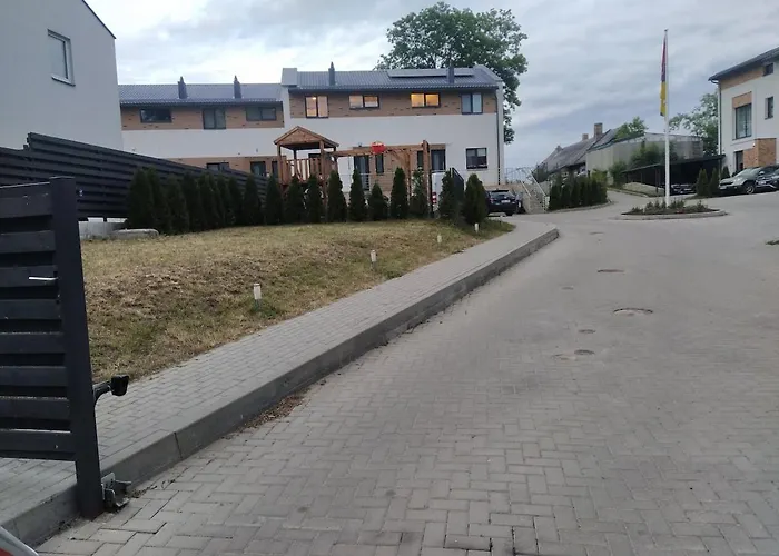 Hilltop View - 2 Bedroom House With Garden Bbq - Private Parking - 12min To Uzupis Anytime Semesterbostad